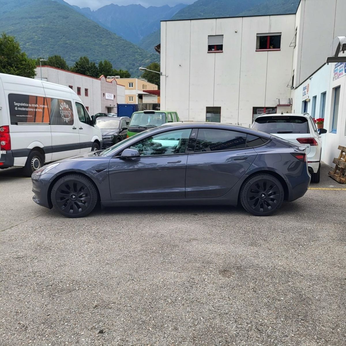 Oscuramento vetri auto in Svizzera: costi e legge (foto 2)
