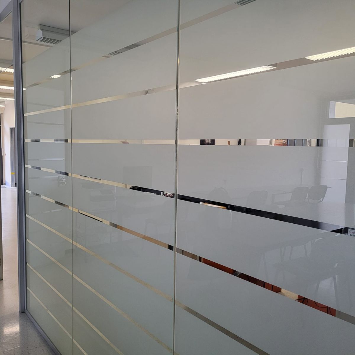 Pellicole privacy satinate: privacy senza perdere luce (foto 1)