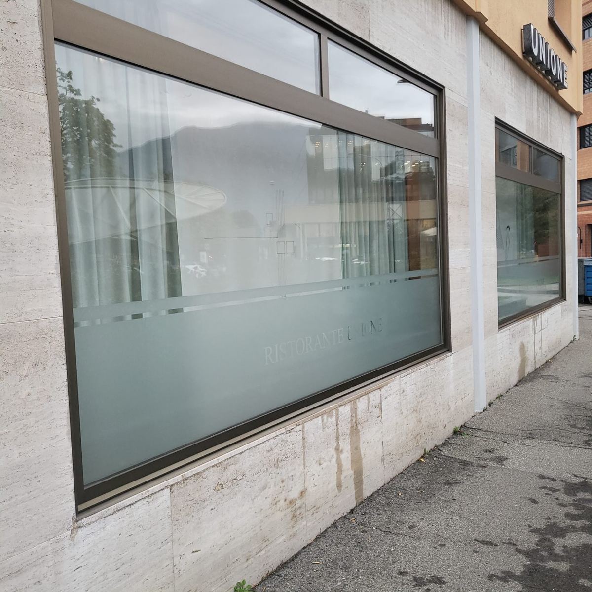 Pellicole privacy satinate: privacy senza perdere luce (foto 3)
