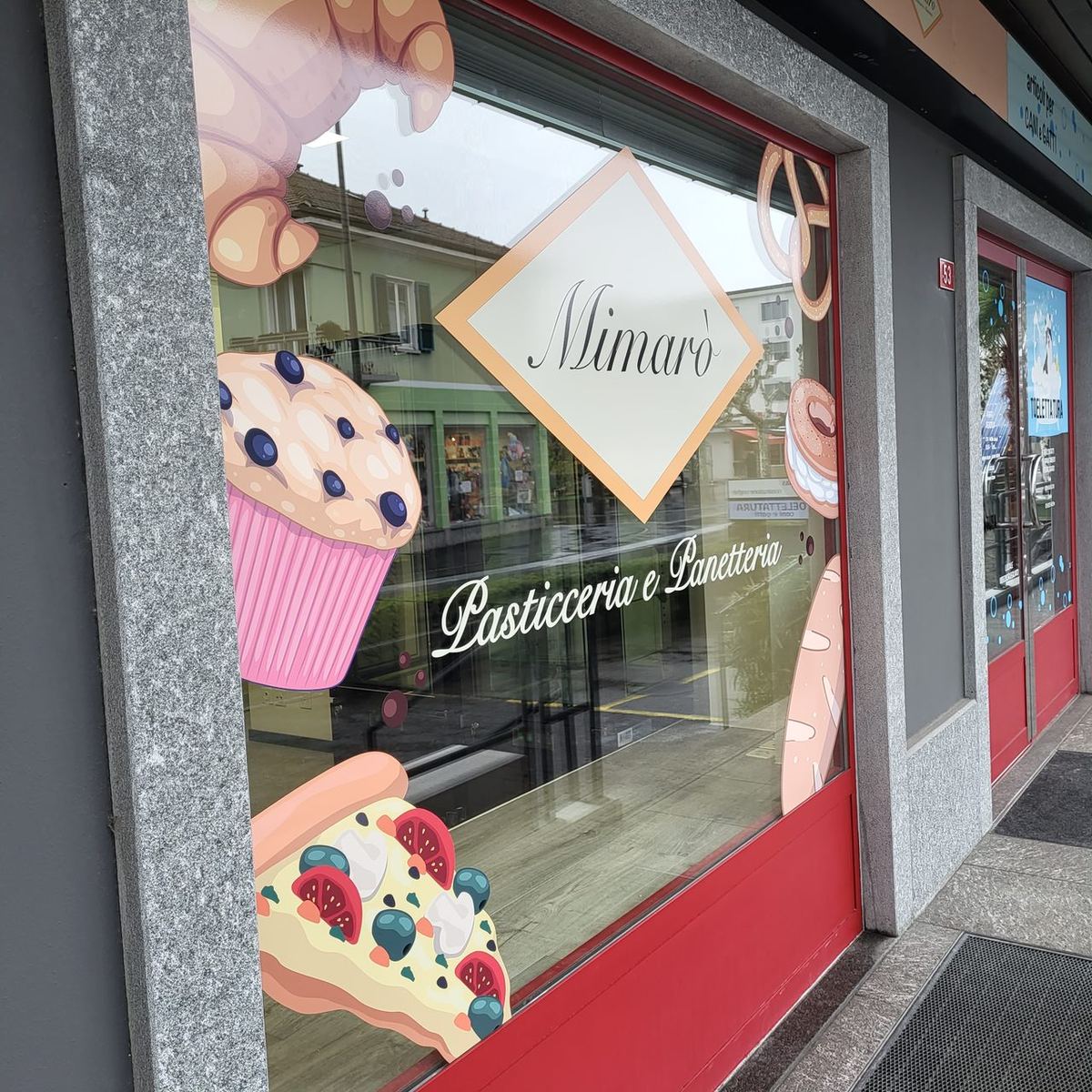 Lavoro di Decorazione vetrine e vetrofanie realizzato da VAM Deco in Ticino (foto 6)