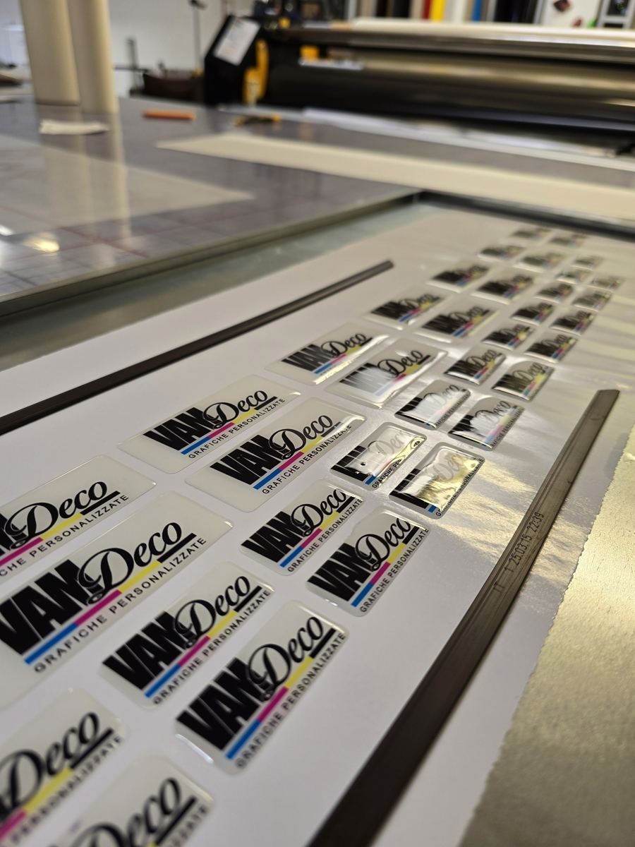 Lavoro di Etichette resinate realizzato da VAM Deco in Ticino (foto 3)