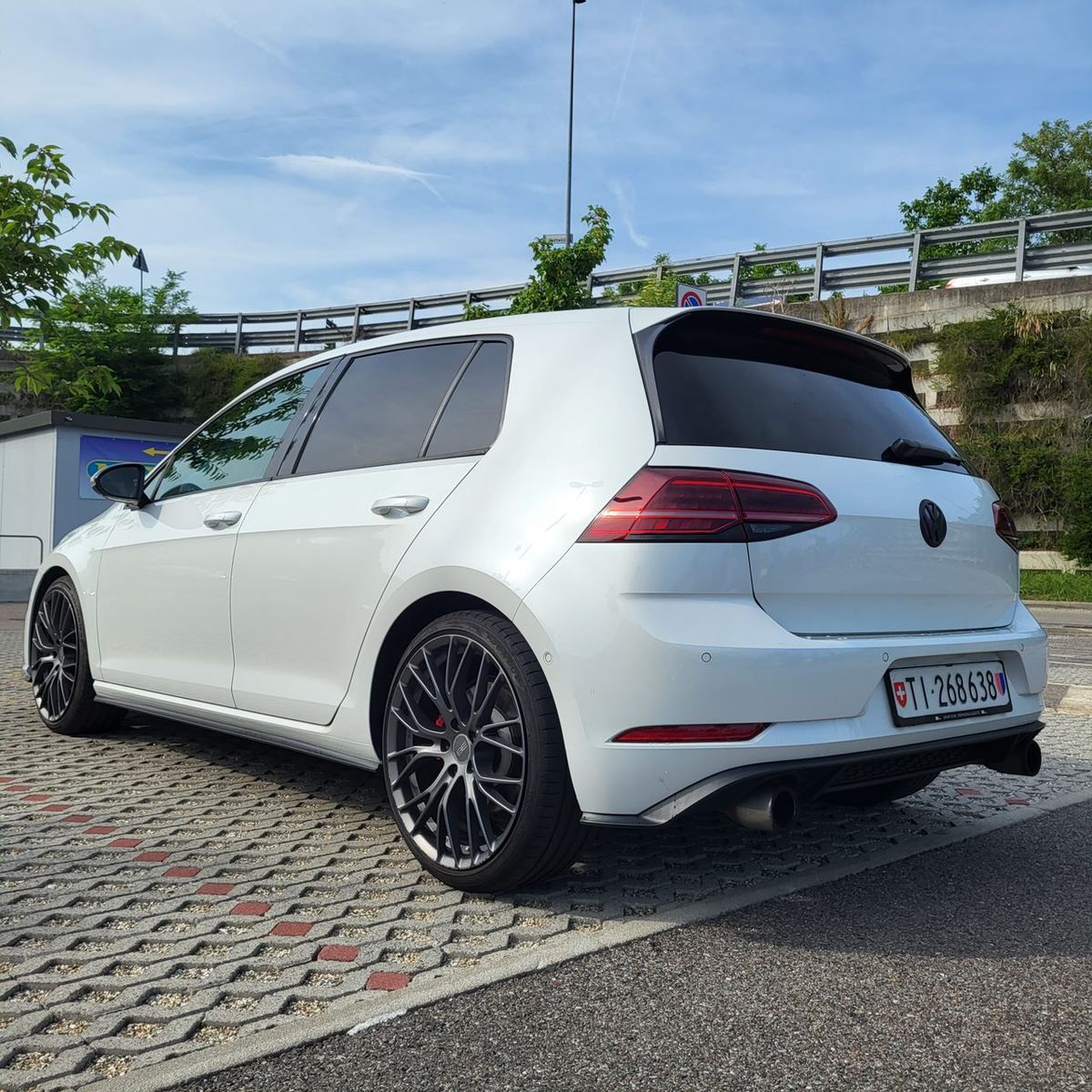 Lavoro di Oscuramento vetri auto in Ticino realizzato da VAM Deco in Ticino (foto 5)